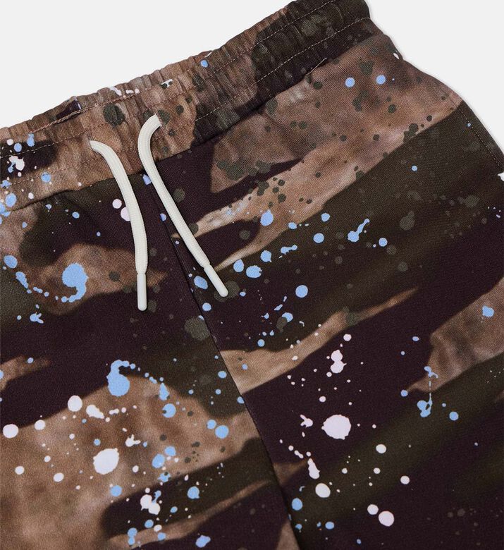 شورت رياضي بطبعة شعار مموهة