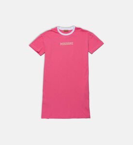 فستان بأكمام قصيرة بطبعة شعار أمامي