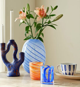 كوب ماء زجاجي مخطط