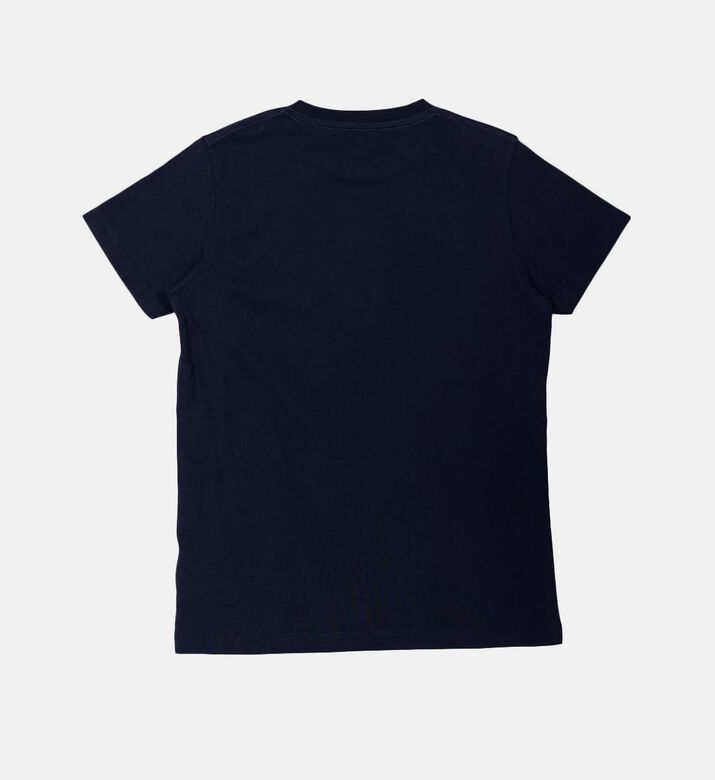 تي شيرت قطني بياقة دائرية وشعار صغير تي شيرت قطني بياقة دائرية وشعار صغير