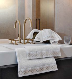 منشفة مطرزة من ليري