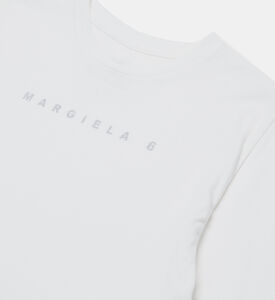 تيشيرت بحافة مكشكشة بطبعة لوغو