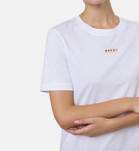 تيشيرت بياقة دائرية وتطريز شعار