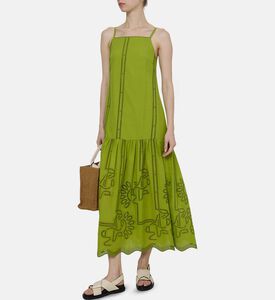 فستان متوسط الطول بقصة تطريز أنغليزي