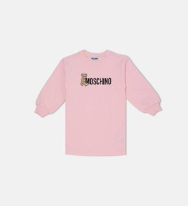 فستان بأكمام طويلة وأساور مضلعة بطبعة شعار ودب تيدي