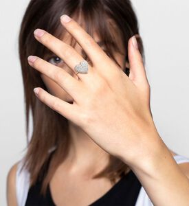 خاتم بشكل قلب مرصّع بزركونيا مكعبة