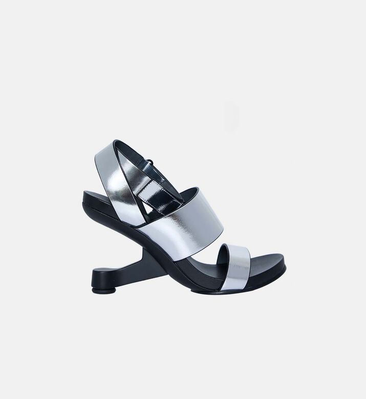 صندل بكعب منحوت متعدد الألوان