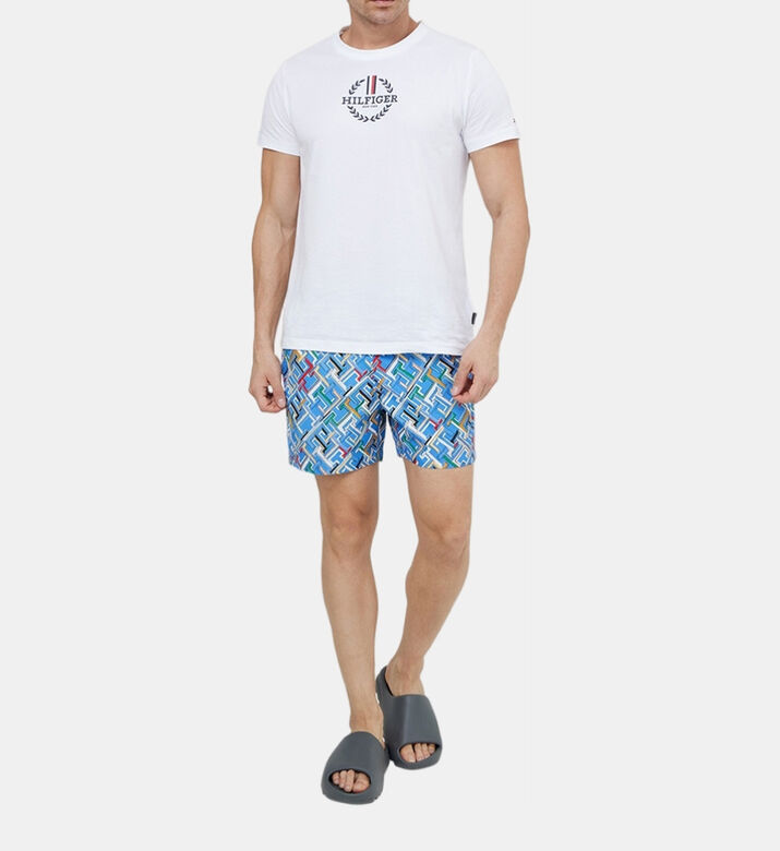 شورت سباحة بطبعة أحرف العلامة شورت سباحة بطبعة أحرف العلامة