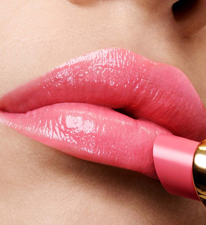 لون شفاه إم يو فائق اللمعان