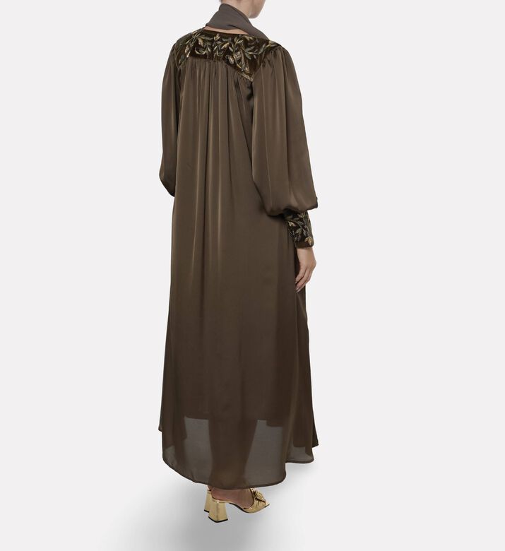 BANOU Floral-embroidery A-line Abaya, Model View