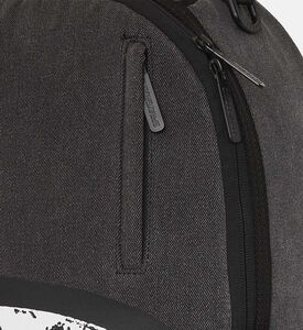 حقيبة ظهر بشكل سمكة قرش من مواد معاد تدويرها