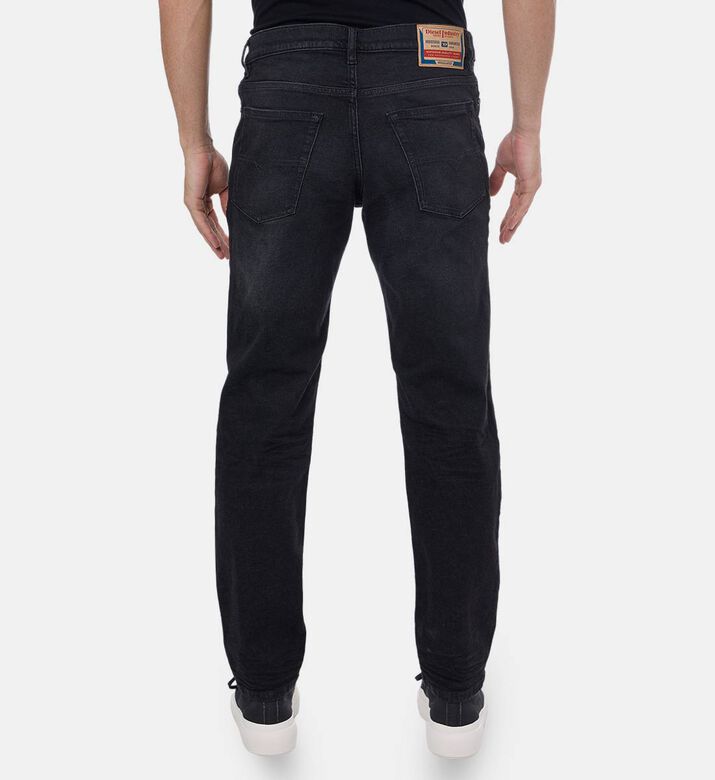 بنطال جينز بقصّة عادية وجيوب مفتوحة