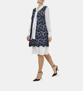 فستان قصير مطرز بدانتيل