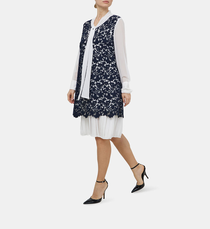 فستان قصير مطرز بدانتيل