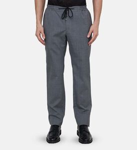 بنطال بتصميم مناسب وخصر برباط