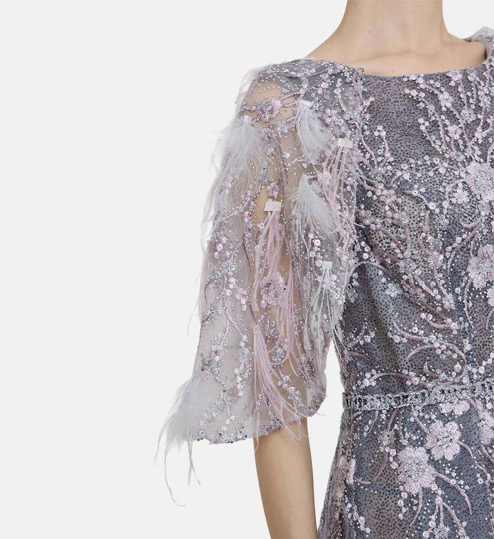 فستان طويل تول مزين ببريق