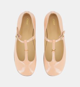 حذاء مسطح بسير بحرف تي وبلمسة لامعة