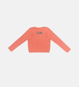 قميص بأكمام طويلة وشارة شعار