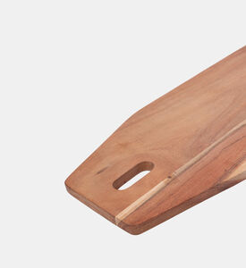 لوح تقطيع محفور عليه شعار