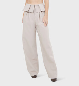 بنطال واسع الأرجل ومزين بكشكشة