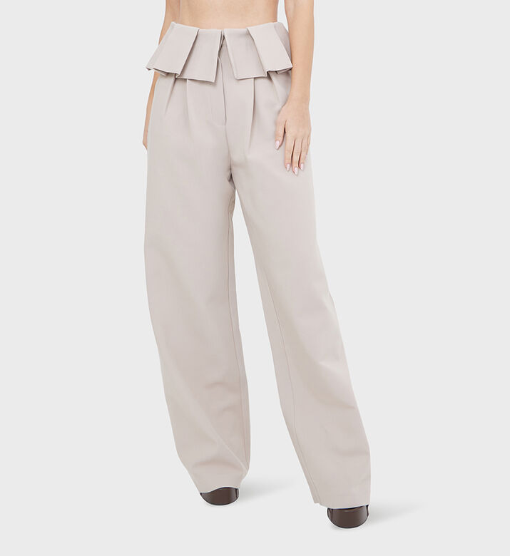 بنطال واسع الأرجل ومزين بكشكشة