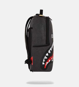 حقيبة ظهر بشكل سمكة قرش من مواد معاد تدويرها