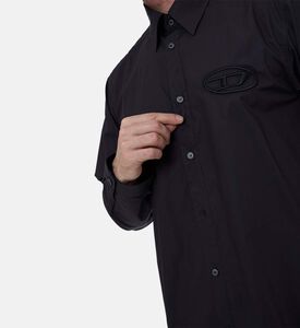 قميص بصف أزرار بتطريز شعار