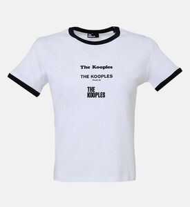 تيشيرت قصير الأكمام بحواف متباينة اللون بطبعة شعار