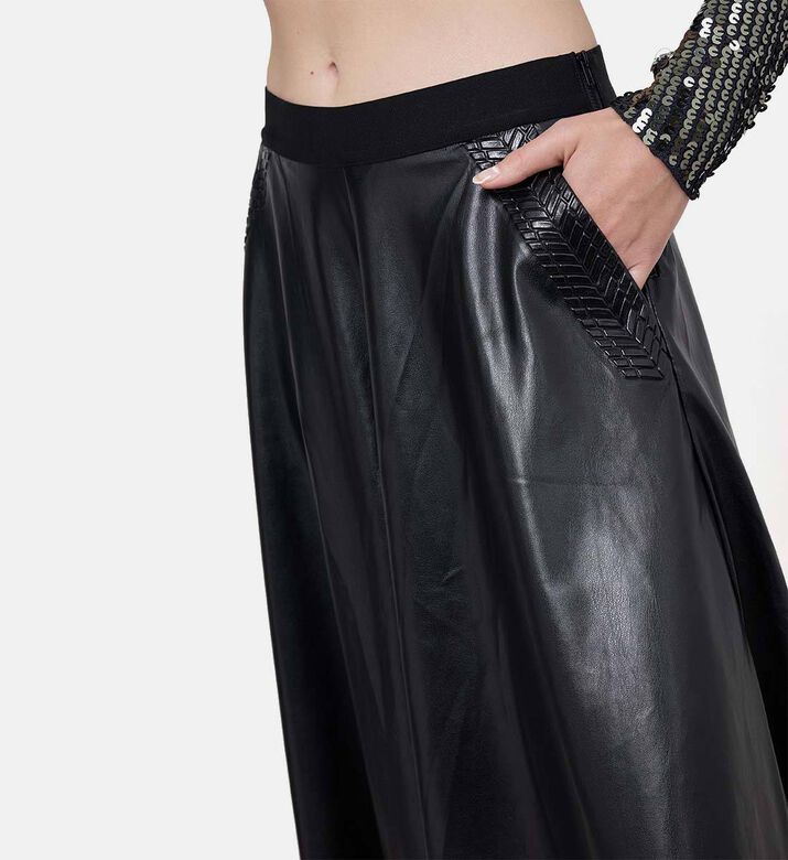 بنطال جلدي عريض الساقين