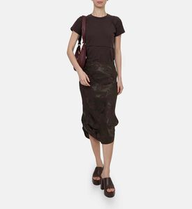 تنورة متوسطة الطول مطرزة بأزهار