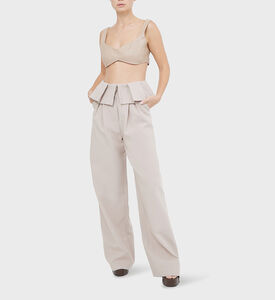 بنطال واسع الأرجل ومزين بكشكشة