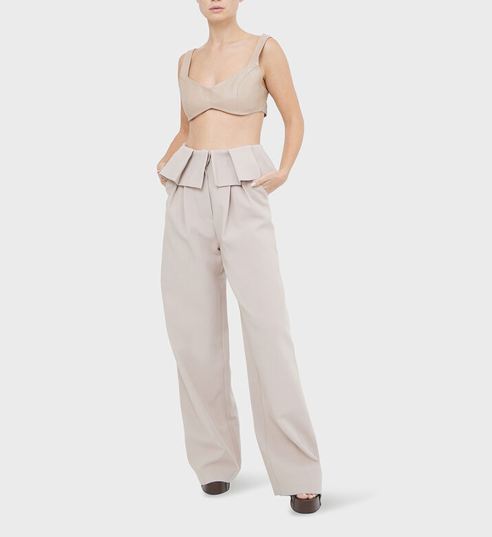 بنطال واسع الأرجل ومزين بكشكشة