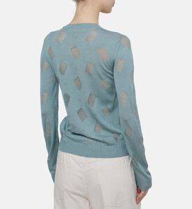 كنزة محبوكة بياقة دائرية وتفاصيل مثقبة