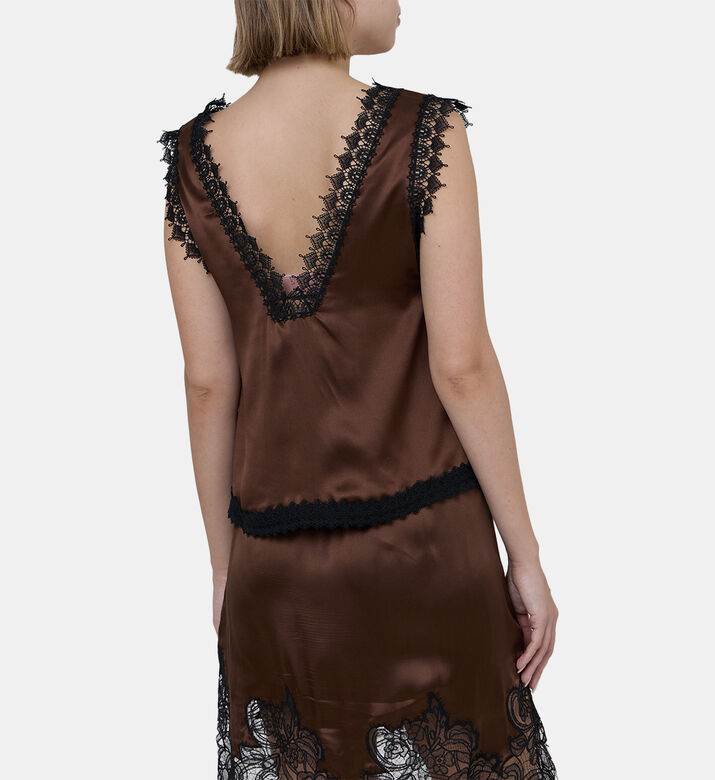 تيشيرت بقصة مربعة قصيرة مناسبة