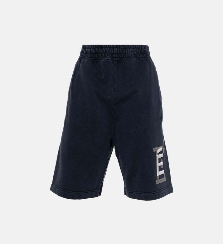 شورت بجيوب جانبية وشعار مطرّز