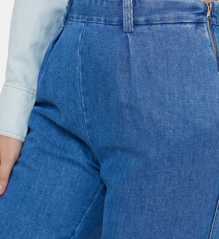 بنطال جينز قصير واسع الساقين