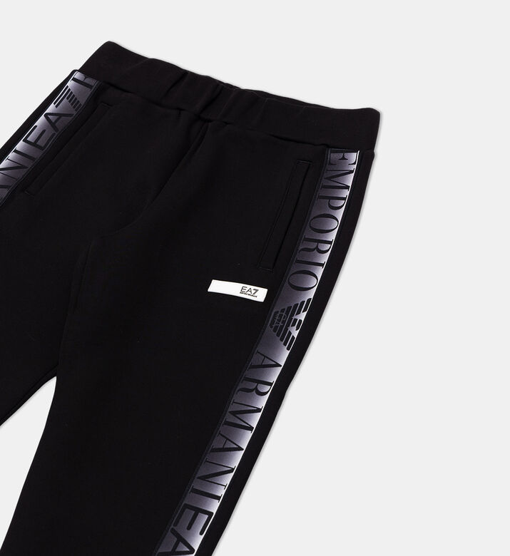 بنطال بقصة عادية وشعار مطبوع على الجانب