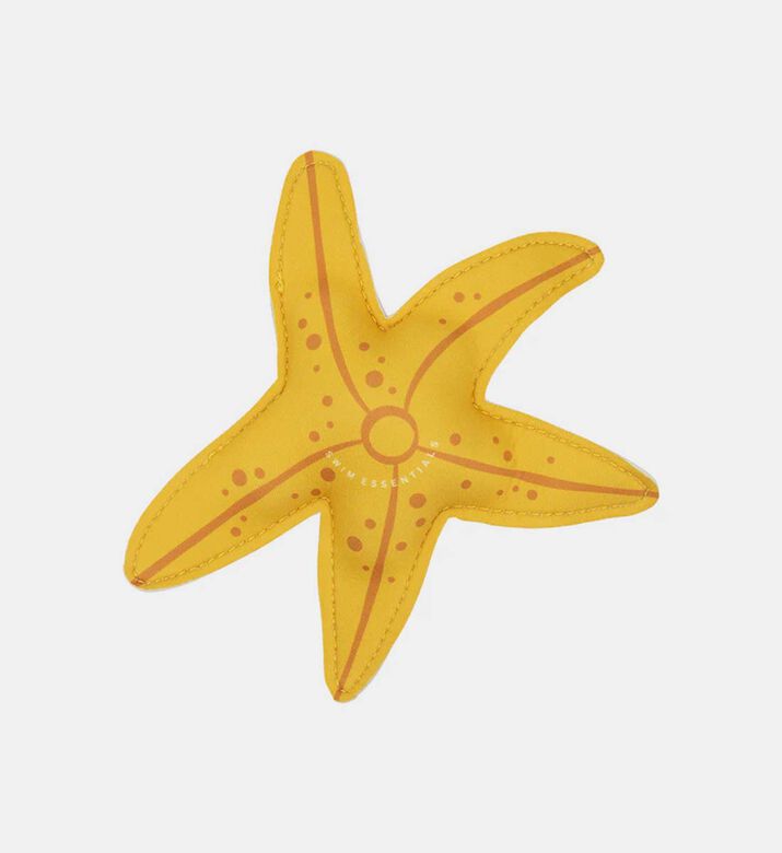 أصدقاء غوص تحت الماء بشكل نجوم بحر