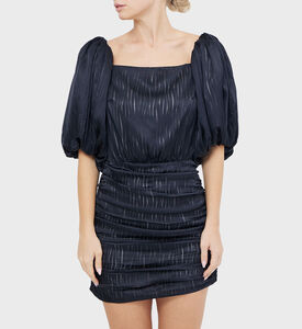 فستان قصير ببطانة شفافة