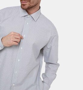 قميص بنقشة مخططة بأكمام طويلة