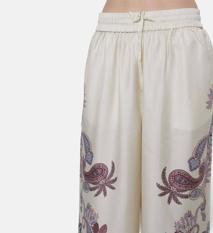 Carter and White Pant Claire, Model View