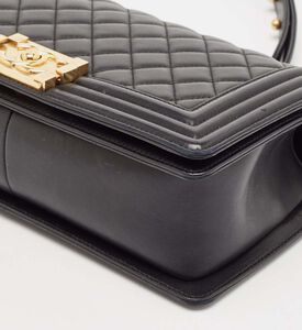 حقيبة شانيل بوي متوسطة الحجم بجلد مبطّن بغطاء قلاب مملوكة مسبقًا