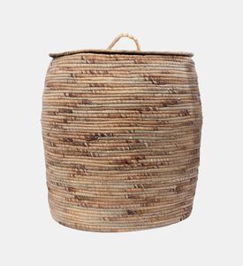 سلة كبيرة من أعشاب البحر مزينة بأزهار