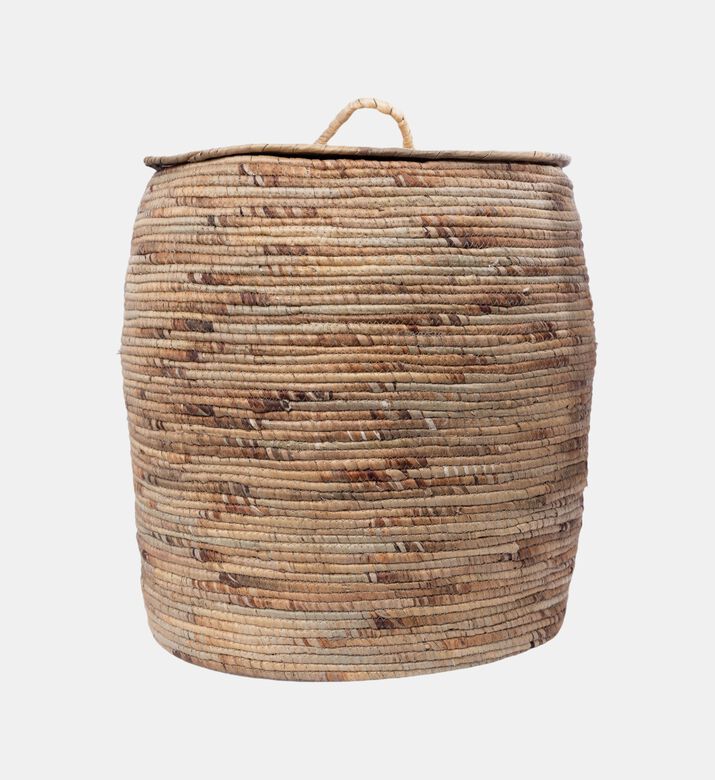 سلة كبيرة من أعشاب البحر مزينة بأزهار