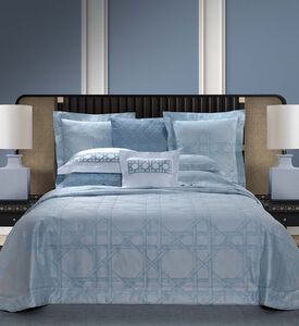 طقم مفارش سرير مطرّزة