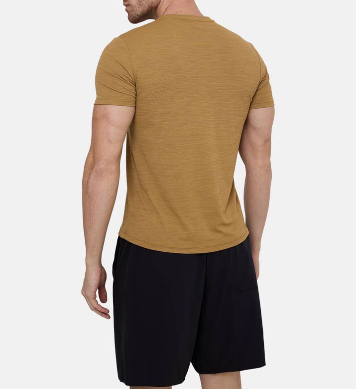 تيشيرت بجلد مدمج سريع الجفاف