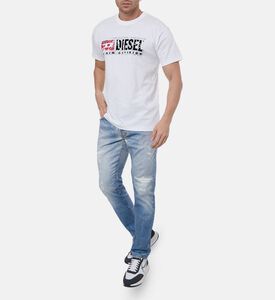 تيشيرت بقصّة مستقيمة بطبعة شعار