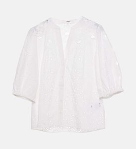 بلوزة بأكمام بطول الكوع وبتفاصيل حلقات مفرغة