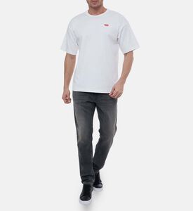 تيشيرت بياقة دائرية وشعار مطرز