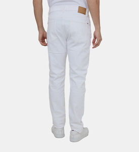 بنطال جينز بخصر متوسط وقصّة ضيقة